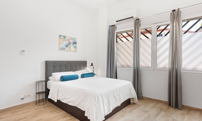 Lagunillas Apartment | Studio Apartment 'Zona's Luxury Apartment' with Wi-Fi and Air Conditioning