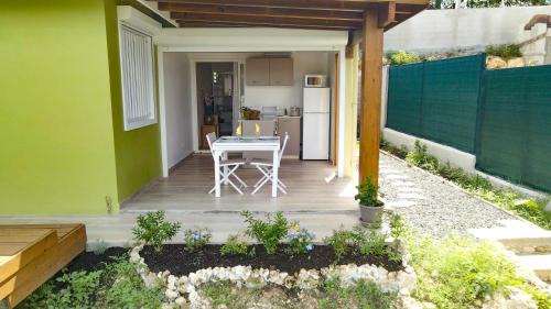 Sainte-Anne Apartment | Studio avec piscine, à 3 minutes à pied des plages