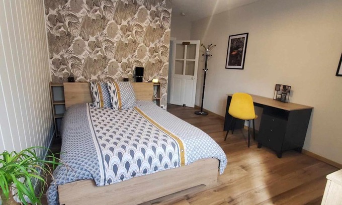 Le Creusot Apartment | Studio bleu tout équipé avec wifi