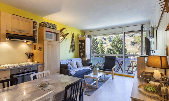 Eaux-Bonnes Apartment | Studio cabin for 6, near slopes, balcony, pets allowed, parking