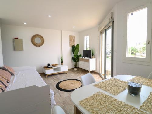 Saint-Cyprien Plage Apartment | Studio cabine climatisé avec piscine et parking, accès direct à la plage - FR-1-753-17