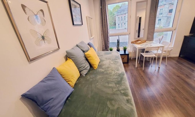 Maubeuge Apartment | Studio chaleureux et élégant en hyper centre de Maubeuge avec vue sur la porte de Mons et la place Vauban