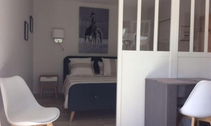 Villeneuve-les-Avignon Apartment | Studio climatisé avec petit jardin