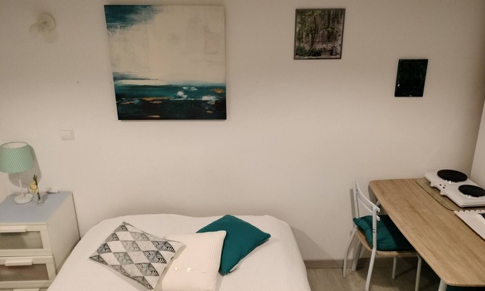 Bourges Apartment | Studio Cosy 5mn à Pied Centre Ville, Arrêt bus , web