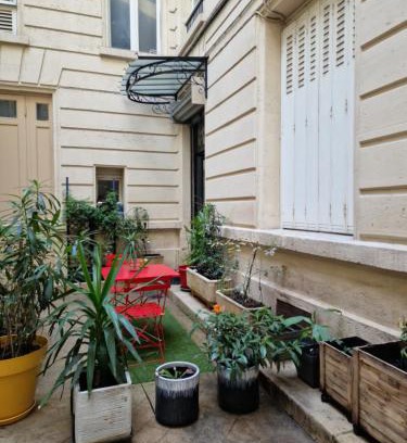 8th Arrondissement Apartment | Studio de charme Paris Champs Elysees