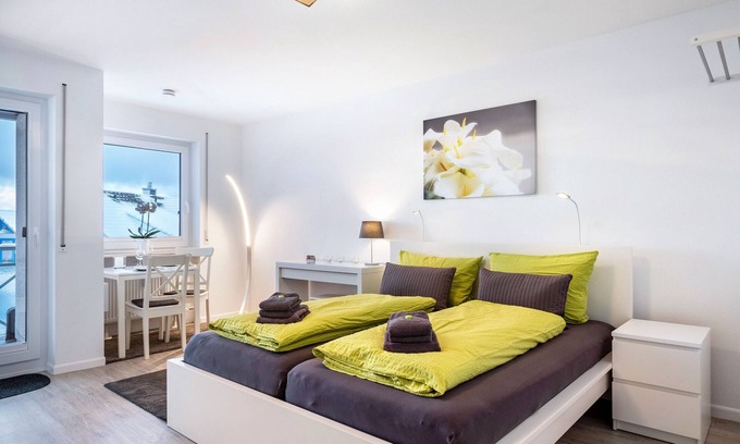 Schoenwald Apartment | Studio 'Schwarzwaldblick D with Pool' with Mountain View and Wi-Fi