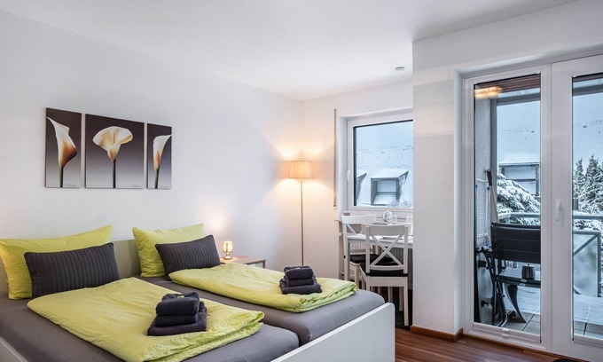 Schoenwald Apartment | Studio 'Schwarzwaldblick F with Pool App 3' with Balcony and Wi-Fi