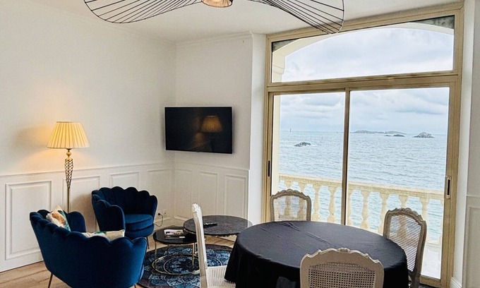 Dinard Apartment | Studio-Deluxe-Mobility bath-Sea view