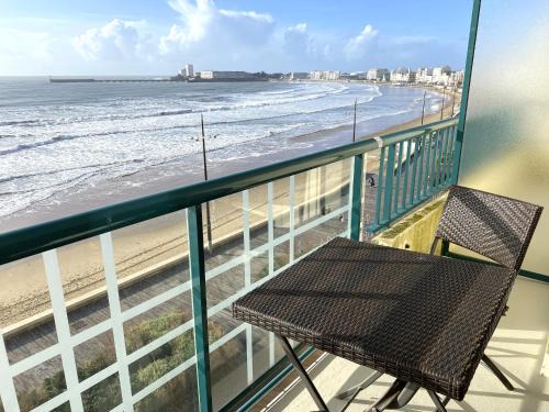 Les Sables d'Olonne Apartment | Studio face mer avec balcon – 50m plage, proximité commerces et marché - FR-1-92-607
