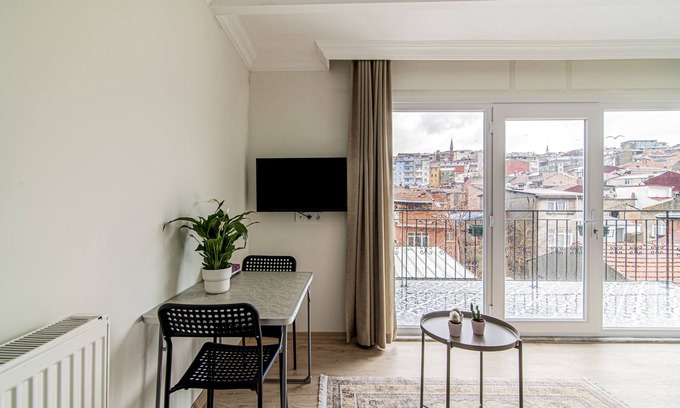 Istanbul City Center Apartment | Studio Flat with Terrace in Balat, Fatih