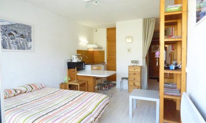 Arette Apartment | Studio for 4 with balcony, at the foot of the slopes, free parking, elevator