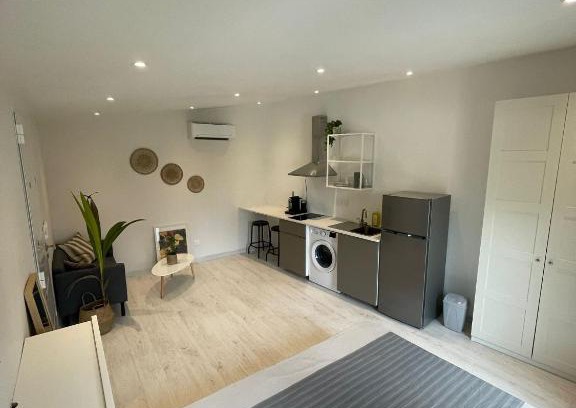 10th Arrondissement Apartment | Studio