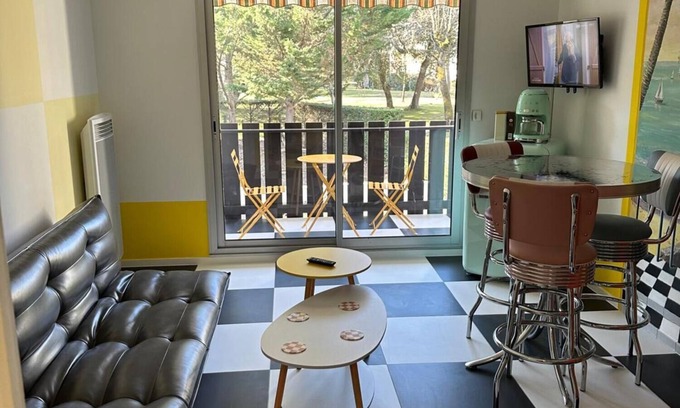 Saint-Georges-de-Didonne Apartment | Studio Apartment 'Sixties' with Balcony and Wi-Fi