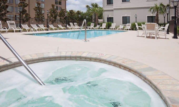 Lafayette Apartment | Studio | Free Breakfast. Pool & Hot Tub.