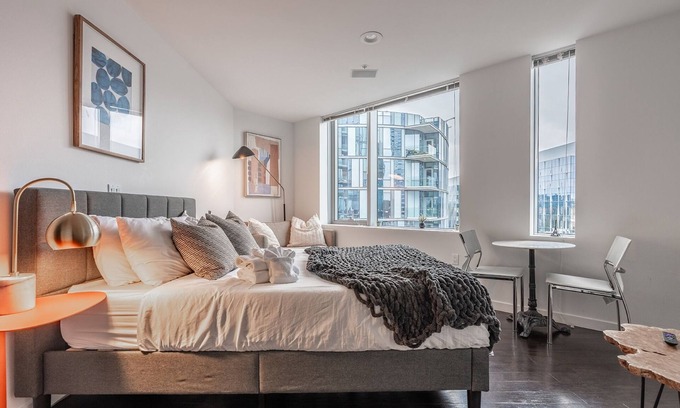 West Bellevue Apartment | Studio | Gym, Rooftop, Pool | Bellevue | Sophari A