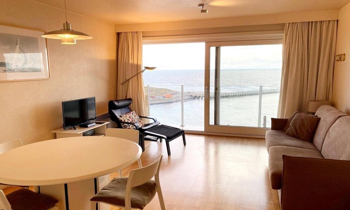 Nieuwpoort Apartment | Studio in Nieuwpoort with Stunning Sea Views