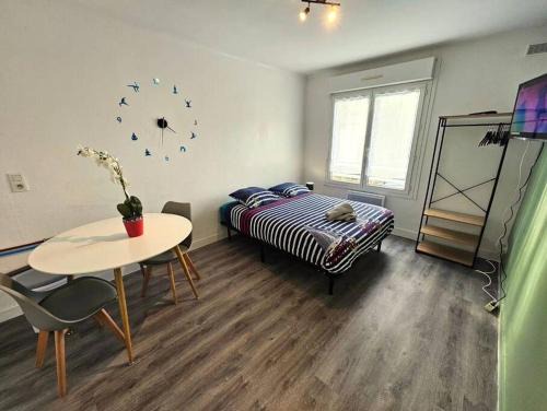Saint-Meloir-des-Ondes Apartment | studio la poupe