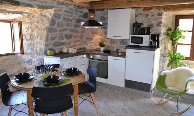 Mostuejouls Apartment | Studio 'Loft Cocoon' with Mountain View, Wi-Fi, and Air Conditioning