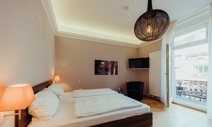 Weststadt House | Studio mit Balkon und Eigener Voll Ausgestatteter Kochnische