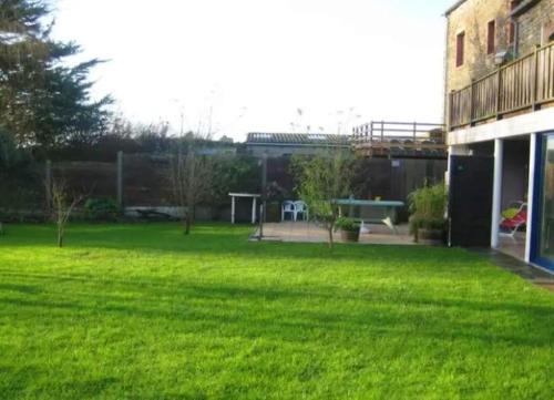 Hirel Apartment | Studio moderne à Hirel avec jardin clos et terrasse - 40m²