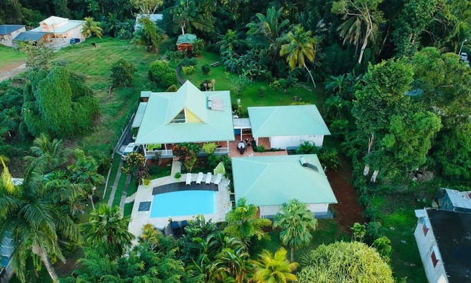 Sainte-Rose House | Studio ORCHIDÉE with terrace facing the pool