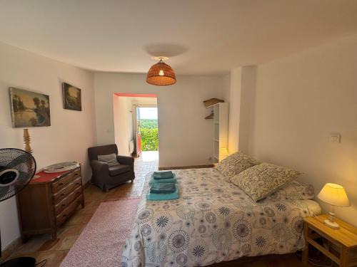 Rognes Apartment | Studio Ouest - Chambre avec vue vignoble - Domaine viticole Château Barbebelle Rognes - Proche d'Aix-en-Provence