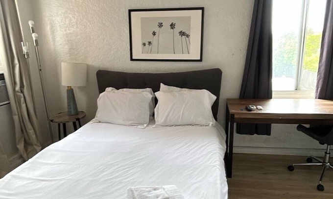 Westlake Apartment | Studio perfect for couples! Near DTLA!