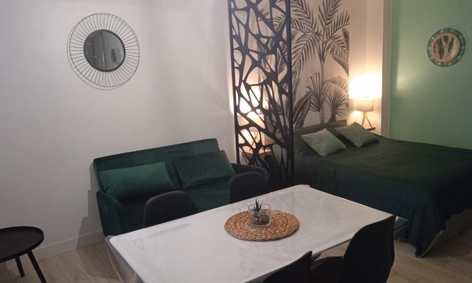 Bagnoles-de-l'Orne Apartment | Studio plein centre face au lac, cave vélo