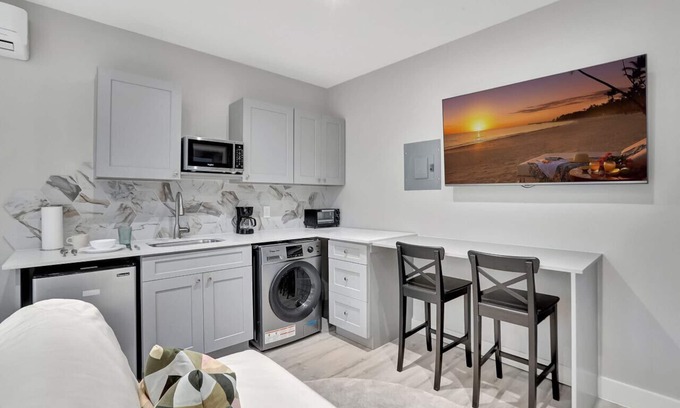 Central Beach Apartment | Studio Right off Las Olas - Steps to FTL Beach #2C