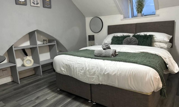 Newport Apartment | Studio - Sleeps 2 - Parking - WiFi