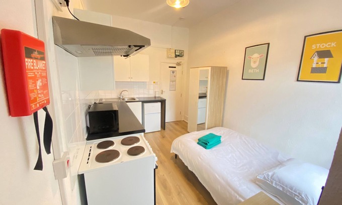 Stockwell Apartment | Studio - Sleeps 2 - Parking - Wifi