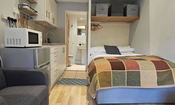 Reading Apartment | Studio - Sleeps 2 - Private Garden