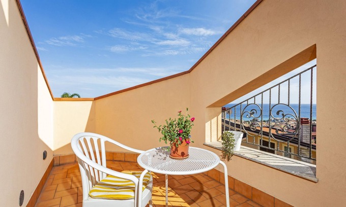 Furci Siculo House | Studio 'The Amphora Lodging' with Sea View, Wi-Fi and Air Conditioning