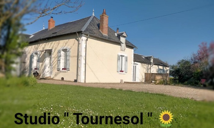 Pays d'Issoudun Apartment | studio " tournesol " au coeur du Berry