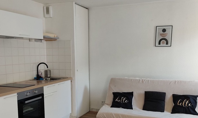 La Madeleine Apartment | Studio with balcony in Nice - 15 min from the sea