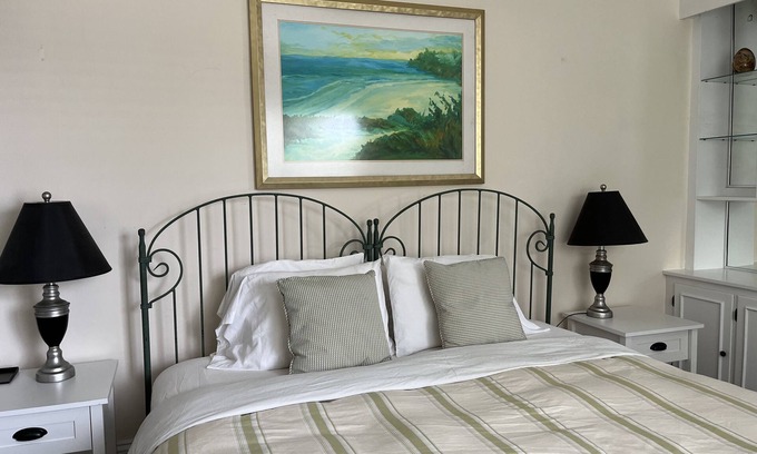 Paget House | Studio with king bed, close to public transportation, twizy capable.