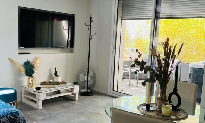 Gresy-sur-Aix Apartment | Studio with private spa