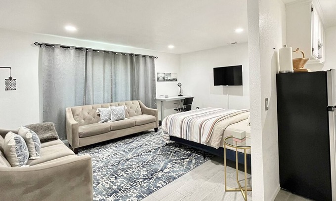 La Sierra House | Studio with private garage near CBU, Kaiser & Parkview Hospital