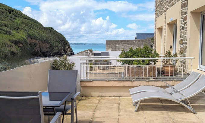 Planguenoual Apartment | Studio with sea view - close to restaurants and the port