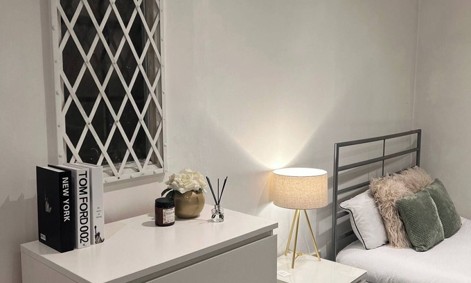 Golders Green Apartment | StudioSleeps2-GardenView-Parking-Internet-Patio