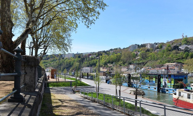 2nd Arrondissement Boat Rental | Studo barge, CASTOR, unusual, heart of Lyon, edge of Saône, old Lyon,
