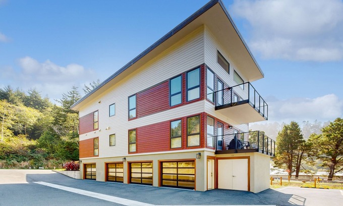 Gold Beach Apartment | Stunner apartments with fireplace, grill, partial ocean views & partial AC