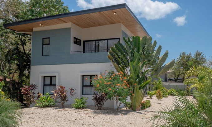 Junquillal House | Stunning Gem in Junquillal 3Br, private deck, 1 min walk to beach, big parking