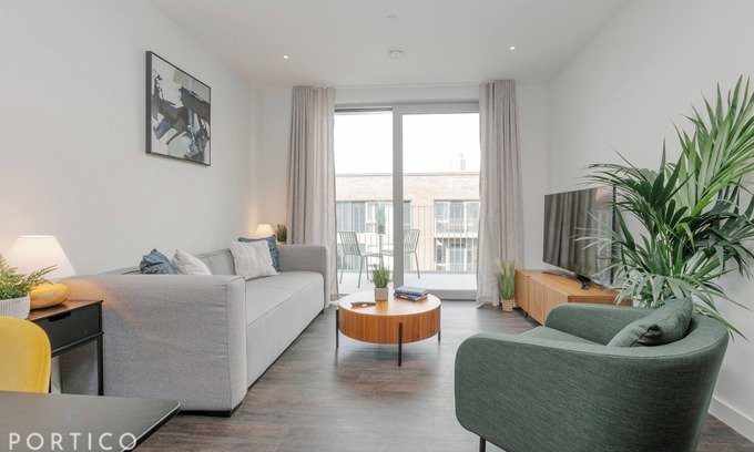 Nine Elms Apartment | Stunning 1-bed apartment in Bloom, situated on the South Bank of the Thames.