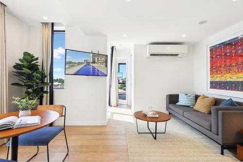 Spring Hill Apartment | Stunning 1-Bed by Victoria Park with Pool & Gym