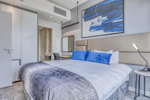 Sandown Apartment | Stunning 1 bedroom apartment in a hotel with pool