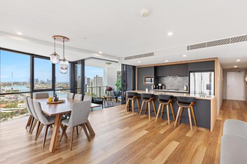 Surfers Paradise Apartment | Stunning 180 degree Views at Avalon Apartment