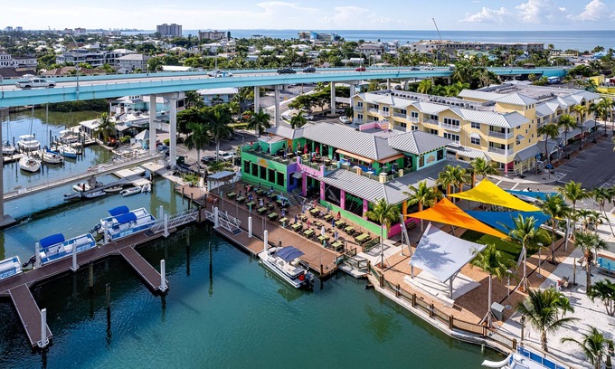 Fort Myers Beach Apartment | Stunning 2/2 in the Heart of Downtown Fort Myers Beach!
