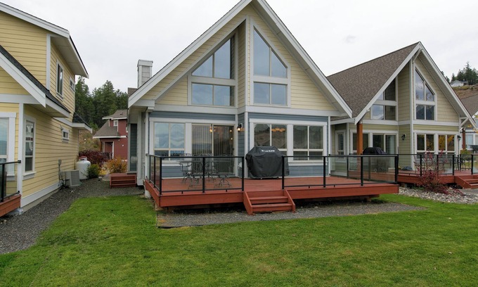 Central Okanagan House | Stunning 2 Bed and Loft Cottage on Lake Okanagan