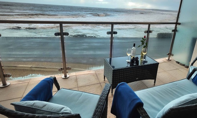 Westleigh Apartment | Stunning 2 bedroom apartment on the sea front